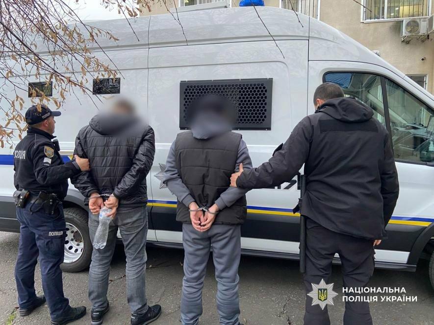 За $15 тисяч: в Одесі правоохоронці викрили дві схеми переправлення ухилянтів у багажнику — ФОТО