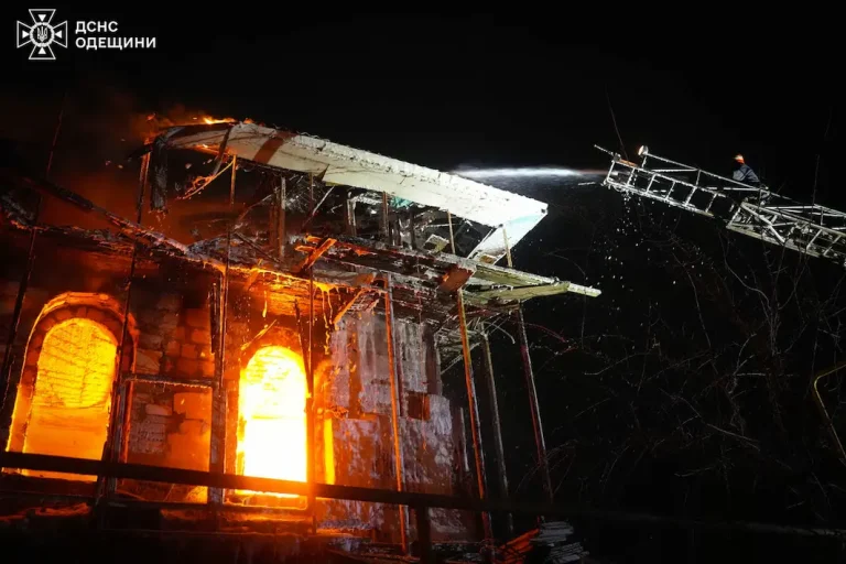 У триповерховому будинку під Одесою сталася пожежа