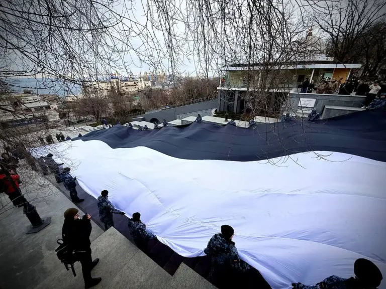 В Одесі підняли чорно-білий прапор — місто у центрі подій