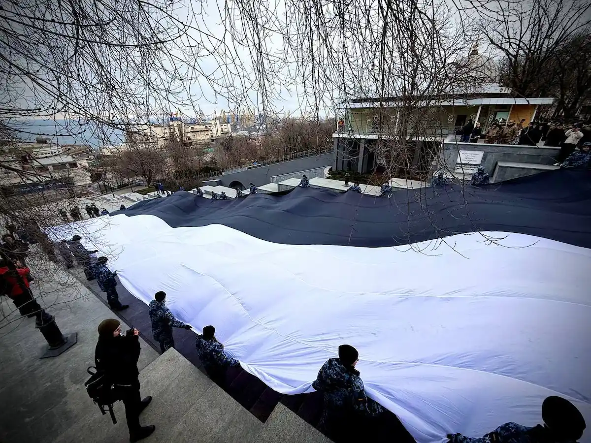 В Одесі підняли чорно-білий прапор — місто у центрі подій