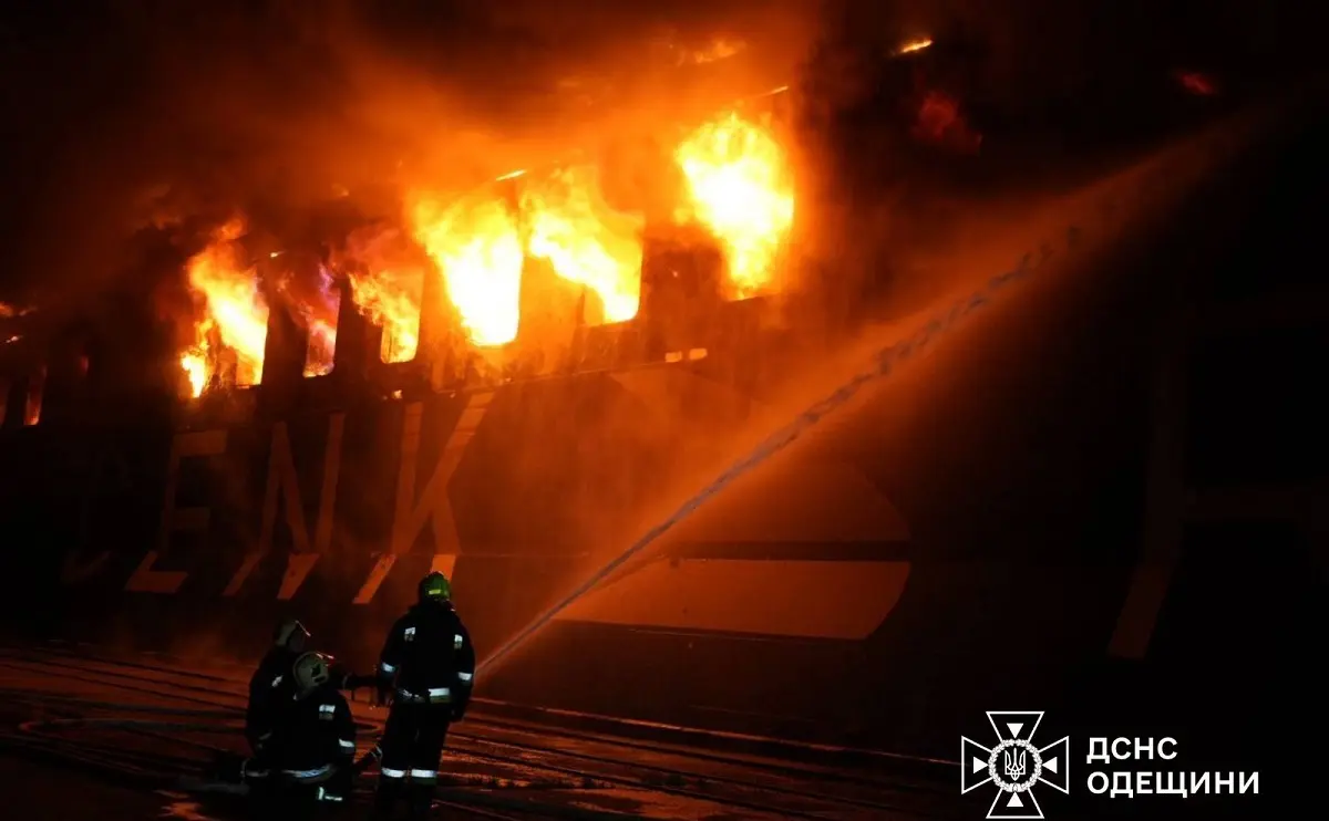 Підтверджено: РФ вдарила по двох морських портах Одещини — згорів турецький пором (фото, відео)