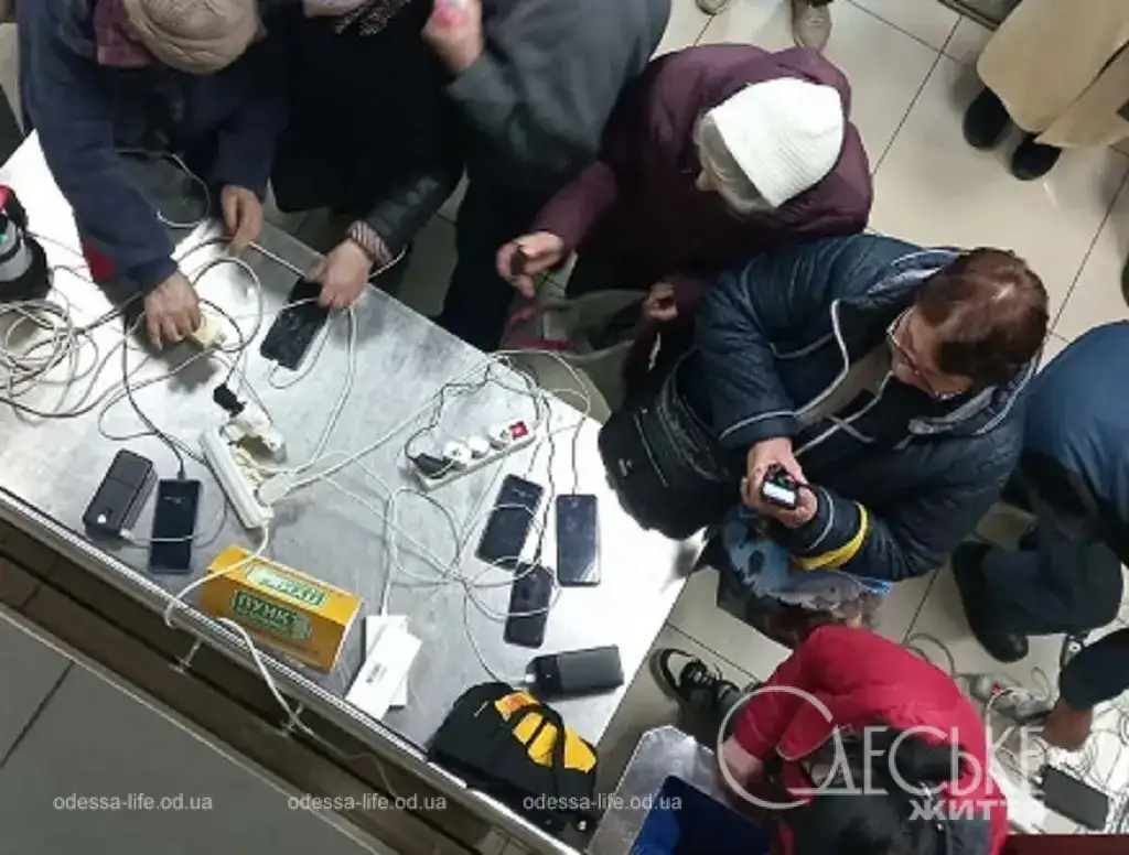 Як одесити живуть під час блекауту: без чайників — у класах і навіть на підлозі (фоторепортаж)