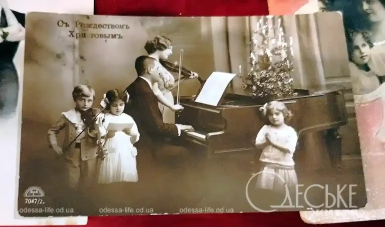 У «Старій Одесі» встановили ялинку, оздоблену старовинними різдвяними листівками — фоторепортаж