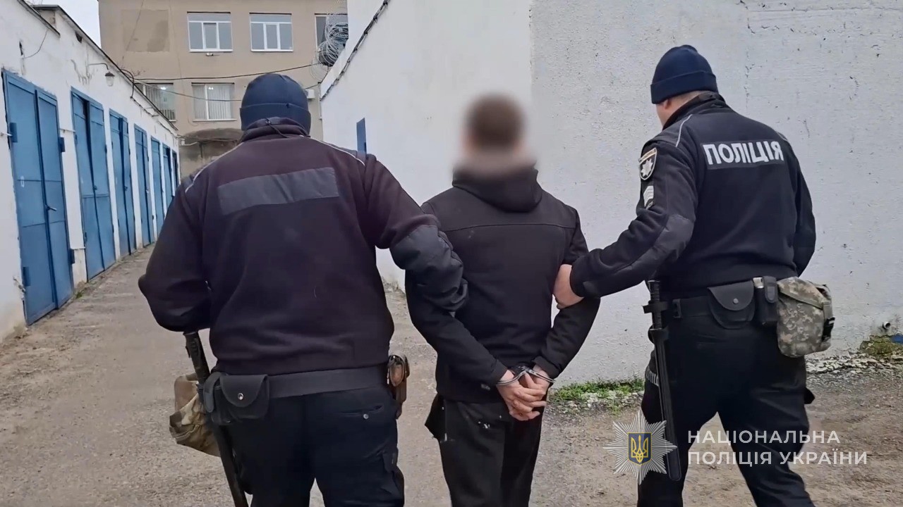 У Білгород-Дністровському районі затримали двох підозрюваних у побитті та пограбуванні підлітка