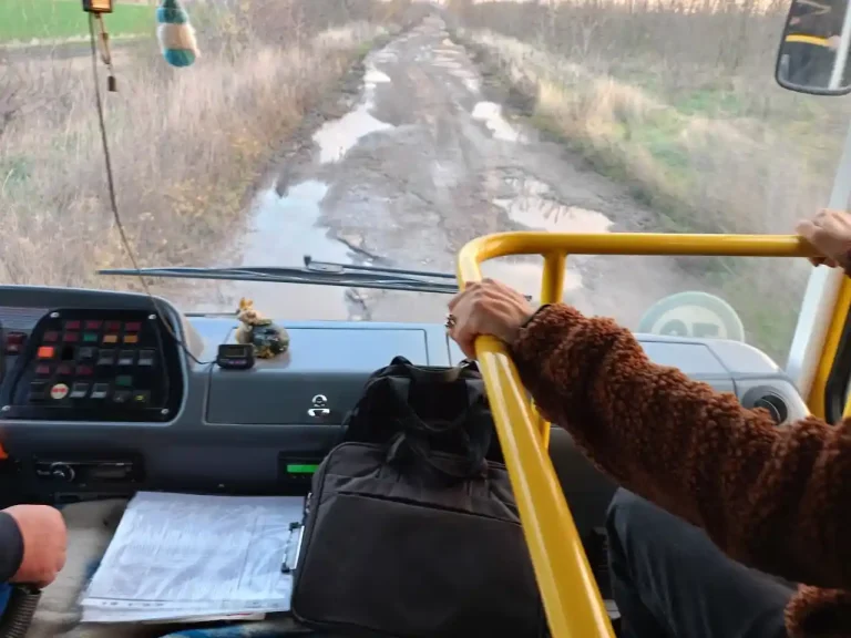 Одещина в пастці бездоріжжя: села лишилися без швидкої, шкільного автобуса й доставки продуктів