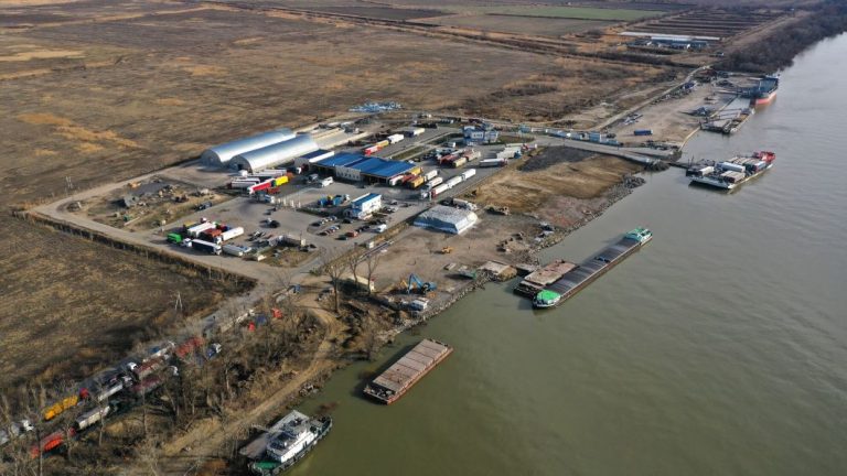 Рятунок на Дунаї: військові моряки Ренійської громади витягли жінку, яка вночі впала з порома