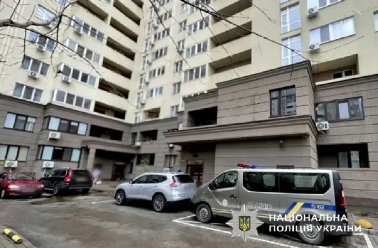В Одесі з’ясовують обставини смерті чоловіка в житловому комплексі на Пересипі