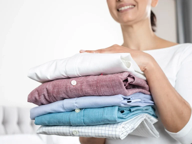 Как гладить одежду без утюга: 7 проверенных лайфхаков