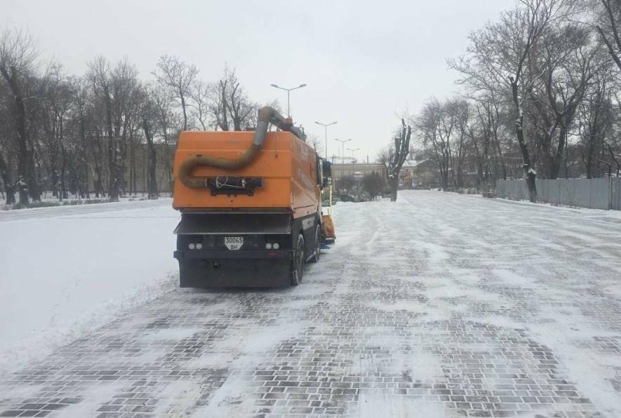 Одещина під сніговим покривом: на дорогах області працюють 160 одиниць техніки — ФОТО