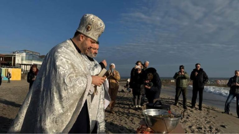 Одеса: масові морські купання на Водохреще — фото