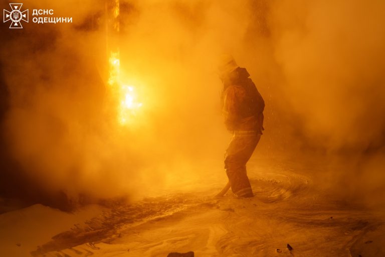 У новорічну ніч окупанти знову атакували Одесу «шахедами» — пошкоджено багатоповерхівки