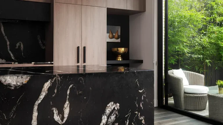 Гранит в дизайне интерьера: преимущества, идеи и примеры