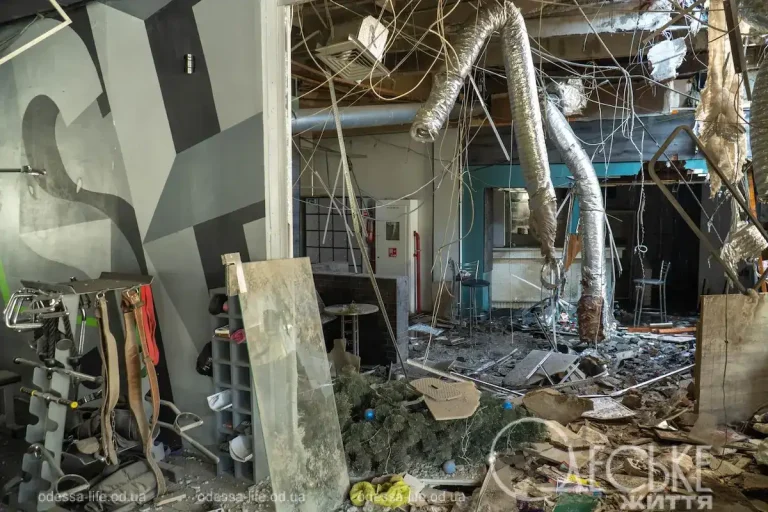 Нічний удар РФ по Одесі: жахливі руйнування у фоторепортажі з місць влучань