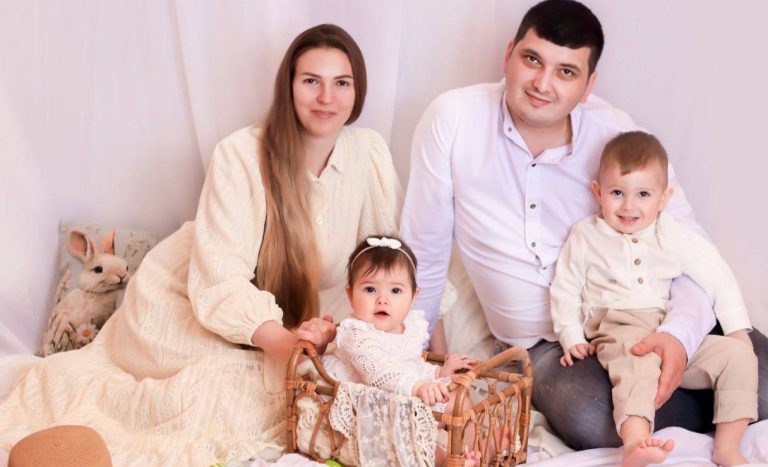 У Арцизі молода сім’я лікарів під новорічну ялинку отримала ключі від власної квартири