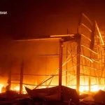 Рятувальники показали, як приборкували пожежу після нічної атаки дронів в Одесі (фото, відео)