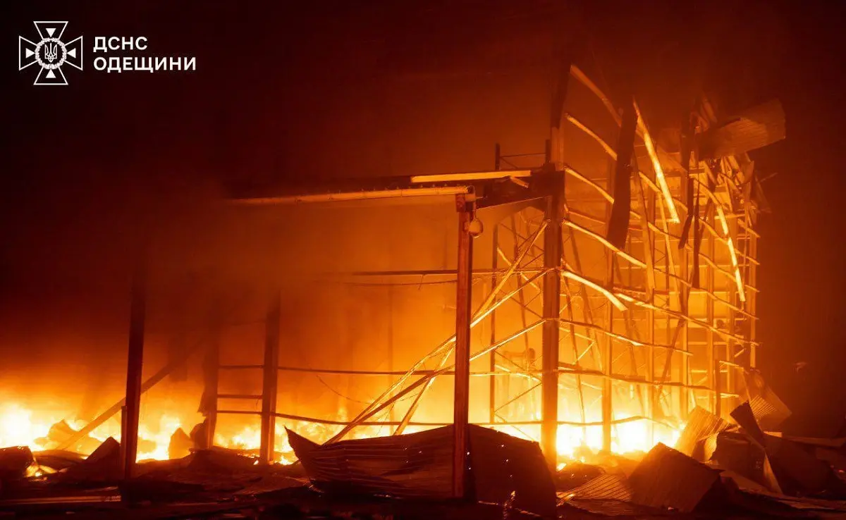 Рятувальники показали, як приборкували пожежу після нічної атаки дронів в Одесі (фото, відео)