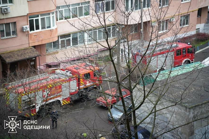 В Одесі вранці ліквідували пожежу в багатоповерхівці, евакуйовано трьох людей — ФОТО