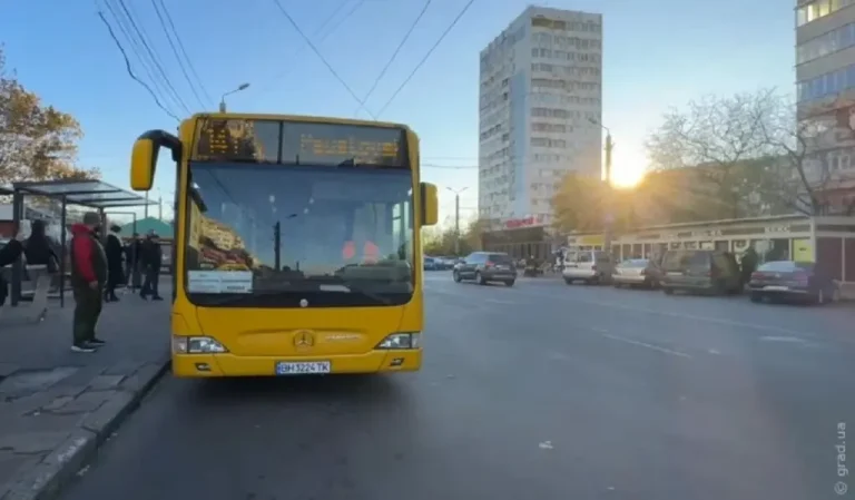 У Одесі соціальні автобуси: розклад на 13 лютого та причини затримок