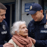 Патрульні в Одесі відшукали 84-річну жінку і повернули її додому — ВІДЕО
