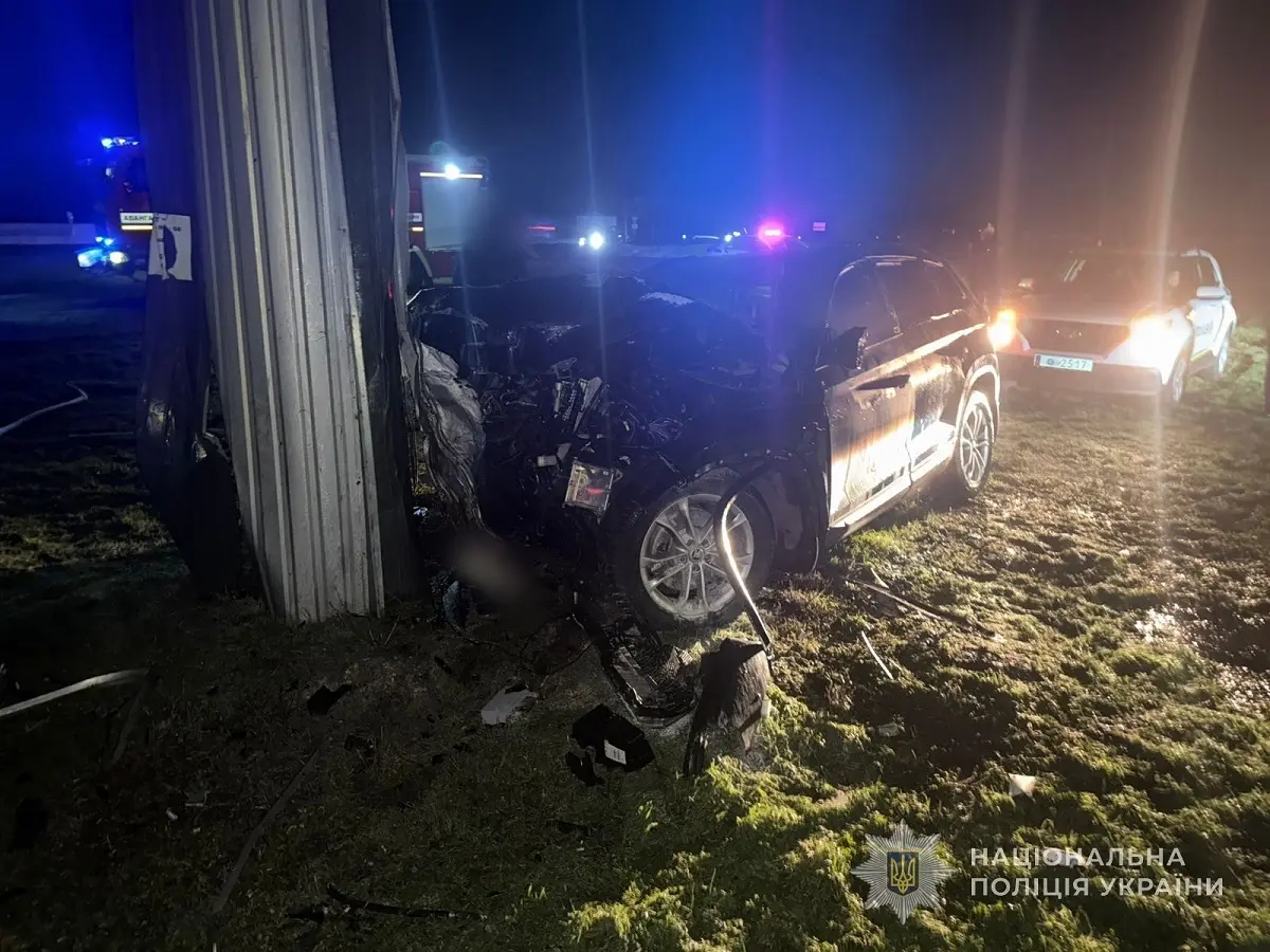 Під Одесою Skoda в’їхала в бетонну стелу — в ДТП загинули троє