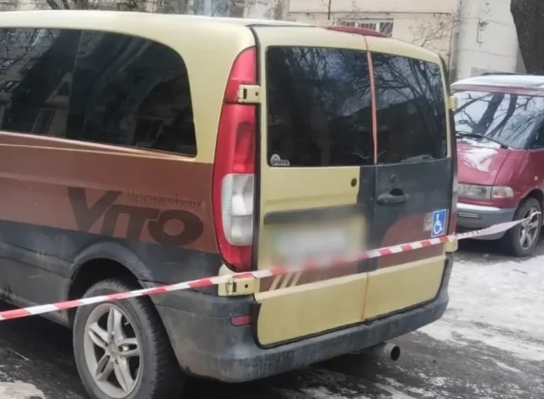 У дворі в Одесі мікроавтобус смертельно травмував жінку