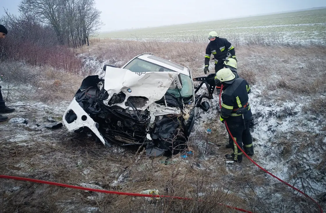 Рятувальники вирізали жінку з понівеченого BMW після лобового зіткнення на трасі Одеса — Рені