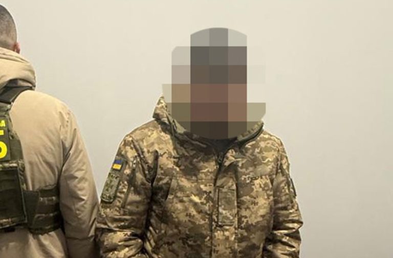 В Одеській області викрили схему прикордонника — за три тисячі доларів переправляв людей до Румунії