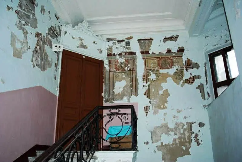 У центрі Одеси виявили фреску початку XX століття, приховану під фарбою