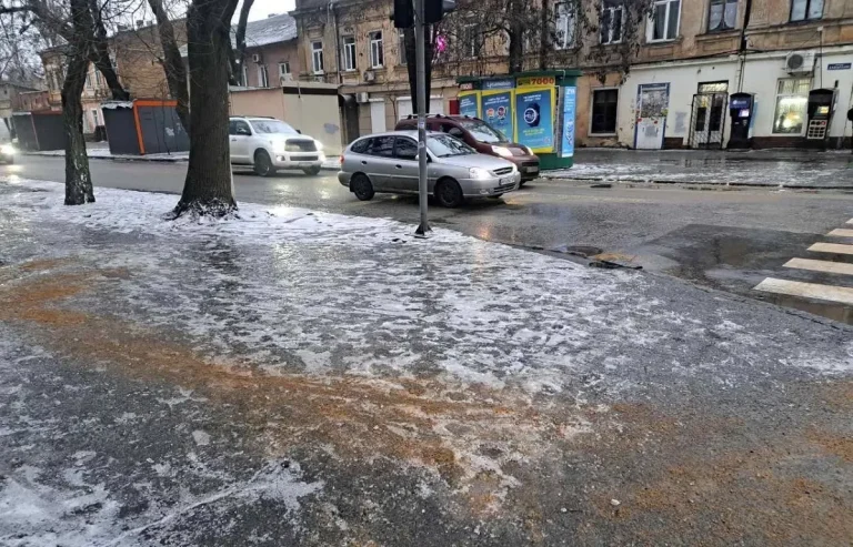 Ранок в Одесі: слизькі вулиці — дотримуйтеся обережності