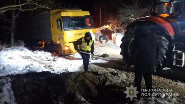 На Одещині через вантажівку, що застрягла в снігу, перекрито трасу