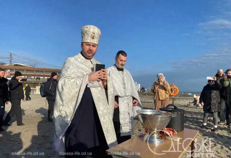 Ранок Водохреща в Одесі — освячення води та перші сміливці в ополонці (фоторепортаж)