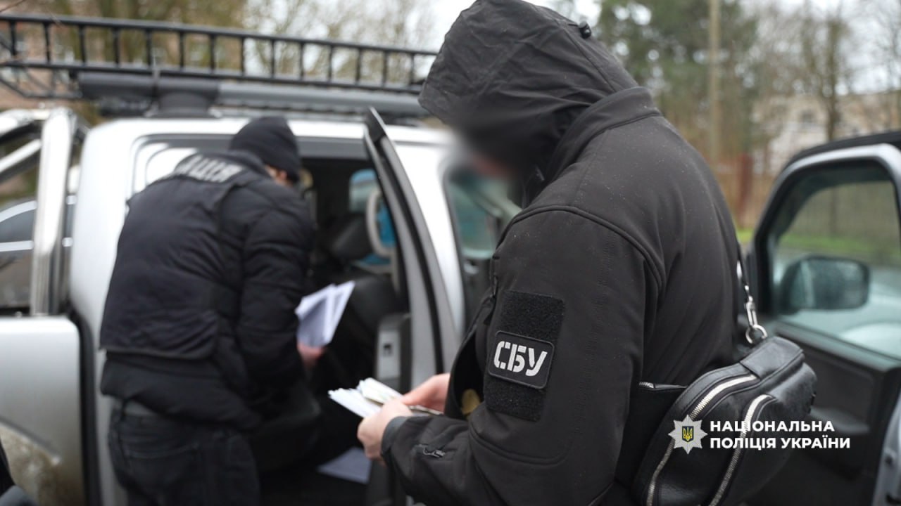 На Одещині викрили чоловіка, що під виглядом гуманітарки для ЗСУ переправляв з‑за кордону та продавав автівки