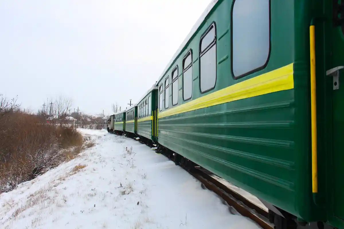 Через сніг та ожеледицю: оновлений перелік затримок поїздів до Одеси