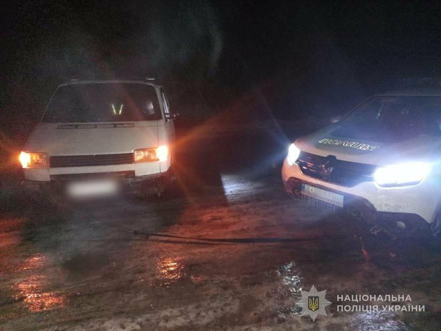 Льодова небезпека на дорогах Одещини: водій застряг у власному автомобілі — ФОТО