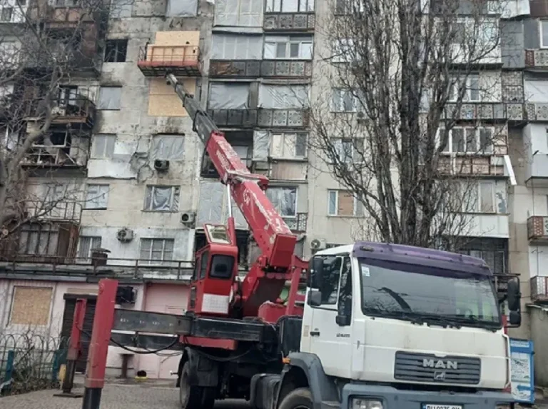 В Одесі відновили комунікації в багатоквартирному будинку, пошкодженому під час передноворічної атаки