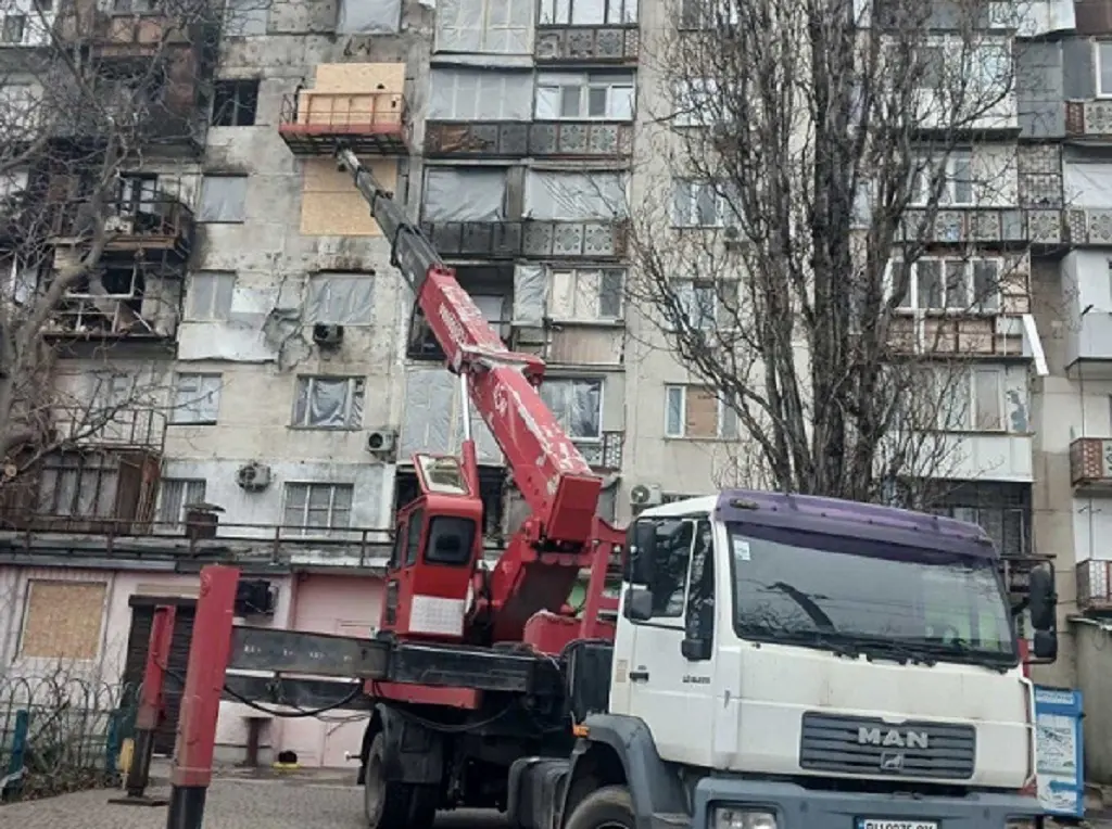 В Одесі відновили комунікації в багатоквартирному будинку, пошкодженому під час передноворічної атаки