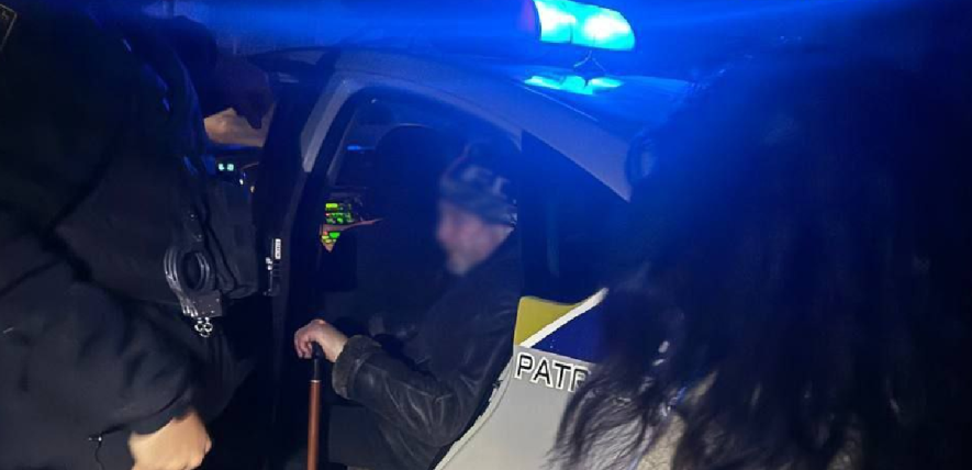 В Одесі поліцейські відшукали 62-річного чоловіка на вулиці і допомогли йому повернутися додому — ФОТО