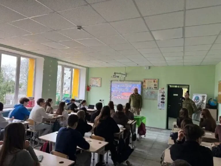 Одеса переводить школярів з онлайну до класів — коли відновлять очне навчання