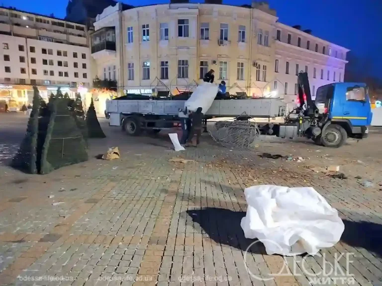 Прощання з новорічним дивом в Одесі — репортаж із Грецької площі