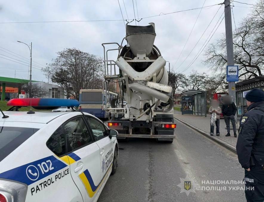В Одесі вантажівка в’їхала в мопед — 19-річного водія госпіталізували