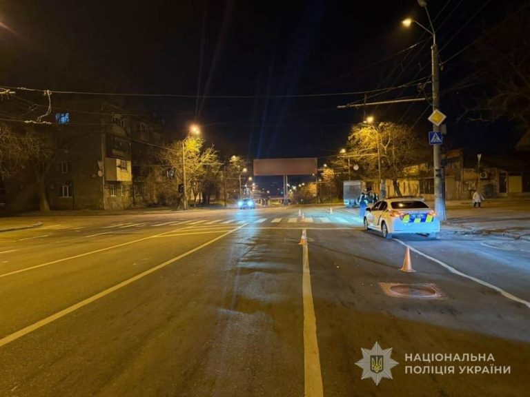 В Одесі на пішохідному переході мікроавтобус збив пенсіонерку