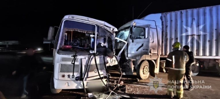 На Одещині сталася ДТП за участю вантажівки та пасажирського автобуса