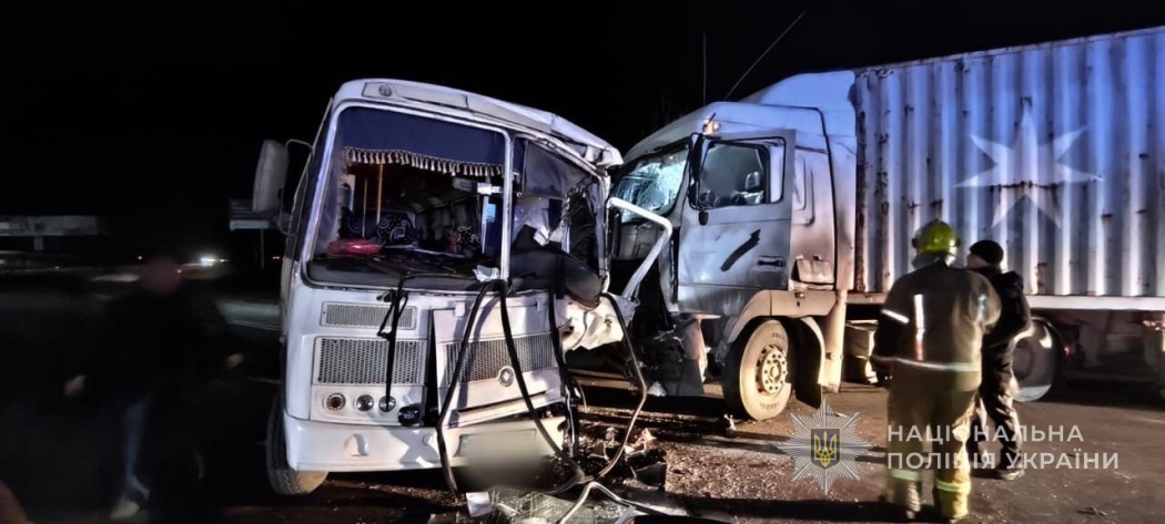 На Одещині сталася ДТП за участю вантажівки та пасажирського автобуса