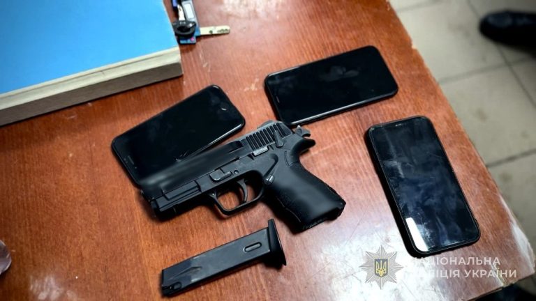 Одеські поліцейські затримали банду за зухвале викрадення і утримання містянки під погрозою пістолета