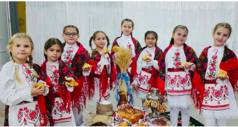 Ренійські заклади освіти долучилися до всеукраїнської фотовиставки «Україна — це ми!»