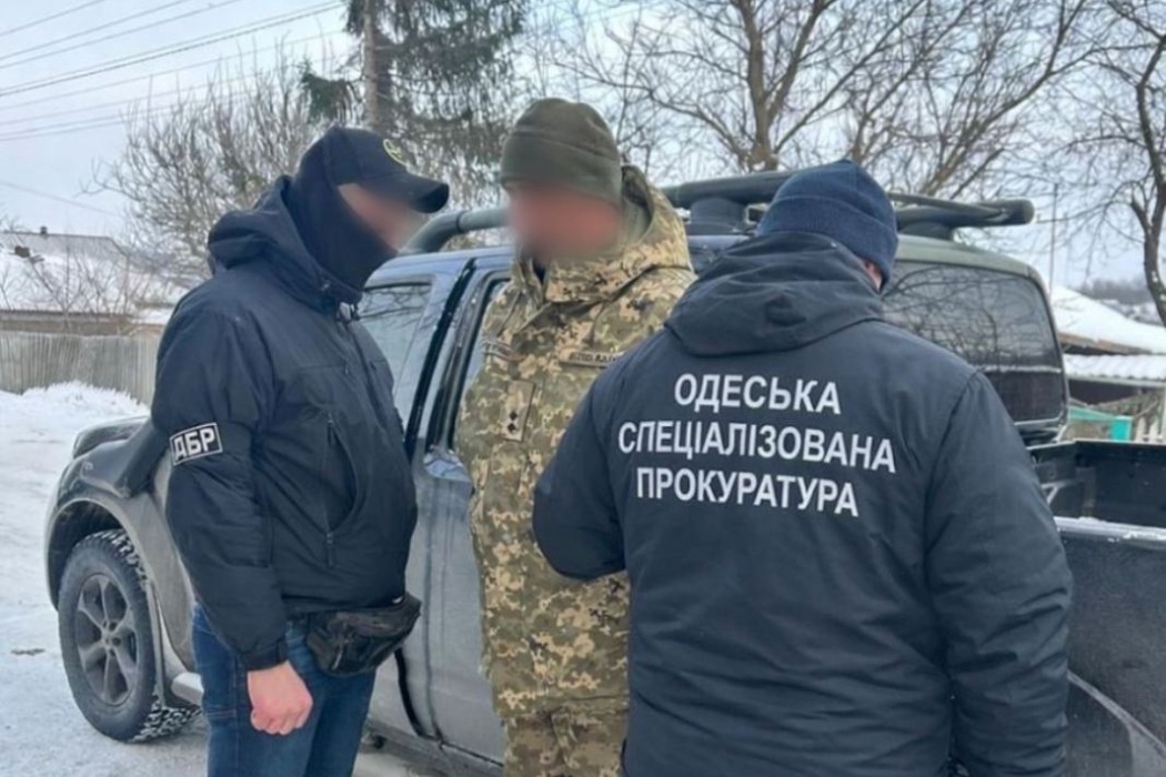 В Одещині затримали посадовця навчального центру за вимагання хабара у родички військового