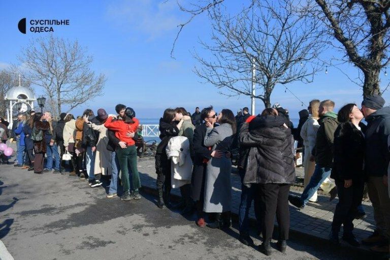 В Одесі встановили національний рекорд за найбільшим одночасним поцілунком на морському узбережжі — ФОТО