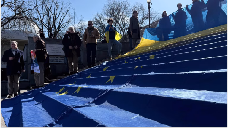 Одразу два прапори майоріли на Потьомкінських сходах в Одесі
