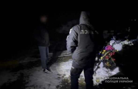 В Одеській області затримали молодика, підозрюваного в пошкодженні надгробків на кладовищі — фото