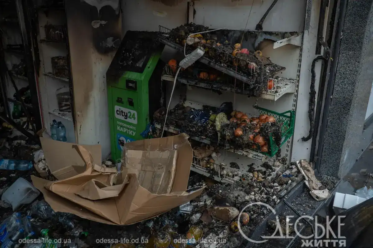 Попіл і зруйновані автівки: фоторепортаж з епіцентру удару безпілотника в Одесі